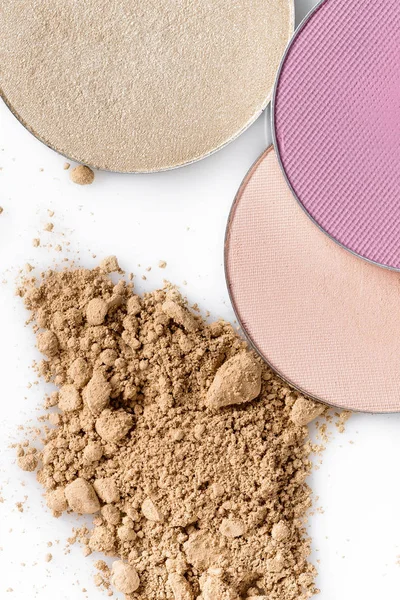Bej renkli toz yüz ve beyaz zemin üzerine yuvarlak göz farı için. Doğal makyaj.