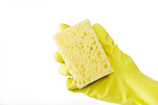 Mano in gomma gialla guanto tenendo spugna su sfondo bianco. pulizia — Foto Stock