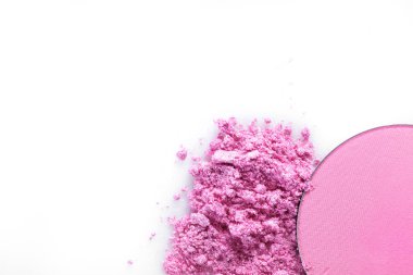 Ezilmiş pembe gölge göz veya izole üzerinde beyaz arka kızarır