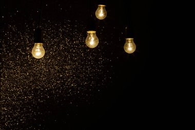sparkles siyah bir zemin üzerine Işık Ampüller