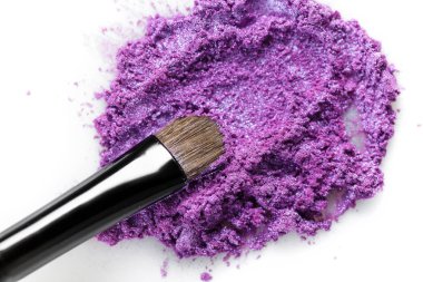 ezilmiş mor göz farı ve beyaz arka plan üzerinde izole makyaj fırça