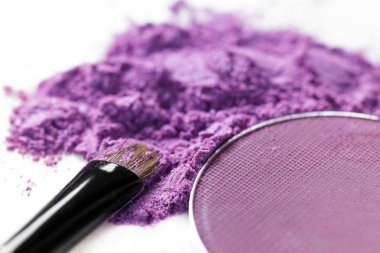 ezilmiş mor göz farı ve beyaz arka plan üzerinde izole makyaj fırça