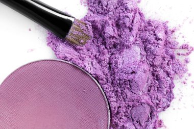 ezilmiş mor göz farı ve beyaz arka plan üzerinde izole makyaj fırça