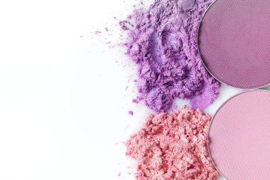 Ezilmiş göz farı ve beyaz arka plan üzerinde izole yuvarlak göz farı