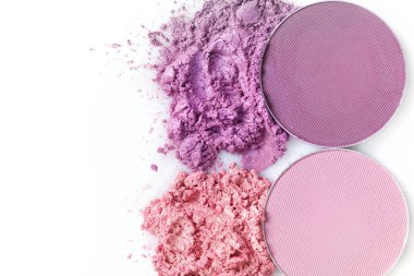 Ezilmiş göz farı ve beyaz arka plan üzerinde izole yuvarlak göz farı