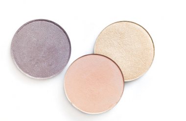 Bej ve pembe göz farı veya beyaz arka plan üzerinde izole allık