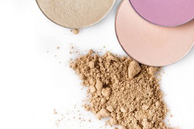 Bej renkli toz yüz ve beyaz zemin üzerine yuvarlak göz farı için. Doğal makyaj.