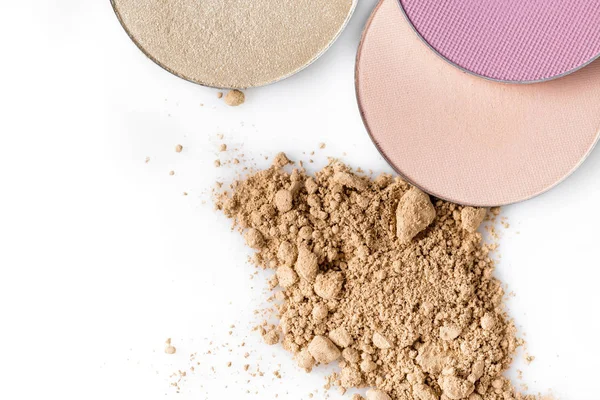 Bej renkli toz yüz ve beyaz zemin üzerine yuvarlak göz farı için. Doğal makyaj.