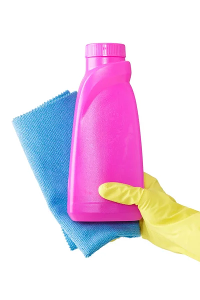 Hand in gele handschoen houdt roze fles vloeibaar wasmiddel en blauwe doek voor duston witte achtergrond. reiniging — Stockfoto