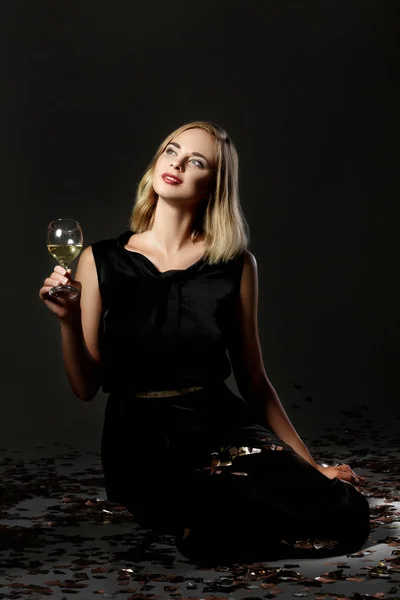 Bella donna bionda con bicchiere di vino bianco su sfondo nero — Foto Stock