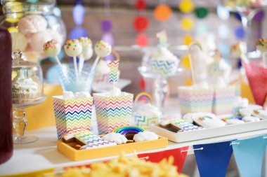 Parlak gökkuşağı renkli çikolata