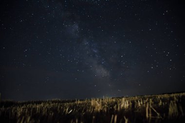 Güzel gece gökyüzünde yıldızlar ile. Samanyolu alanın üzerinde