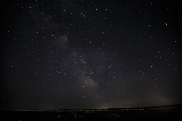 Прекрасне нічне небо з зірками. Чумацький шлях над полем — стокове фото