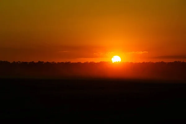 Hermoso atardecer sobre el campo de verano —  Fotos de Stock