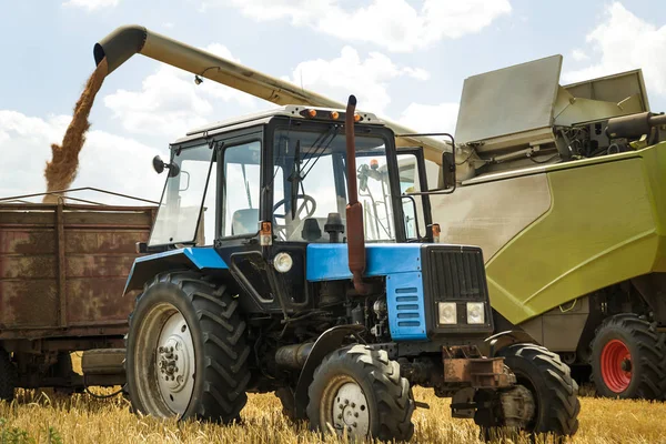 Traktör römork tohumları yükleme hasat birleştirmek