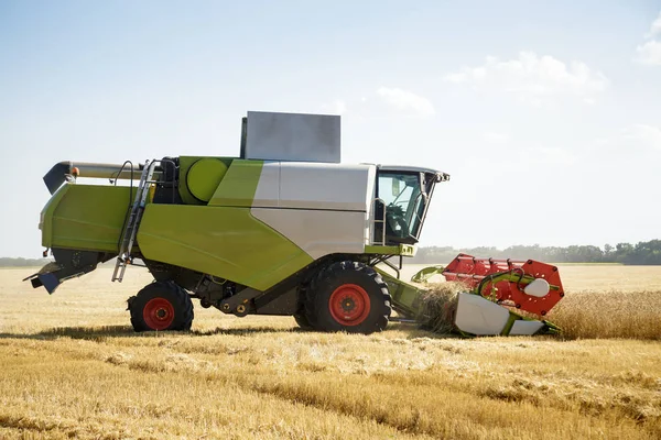 Lavorazione combinare mietitrice in un campo di grano. Contesto agricolo . — Foto Stock