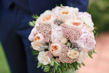 Peonies güzel düğün buket tutan damat