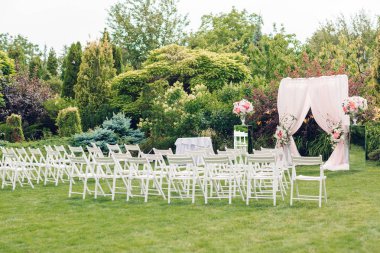 Arch ve düğün töreni için sandalye