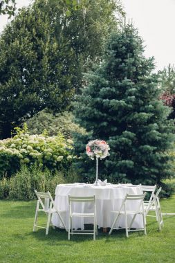 Açık havada düğün dekor masalarda düğün Ziyafet