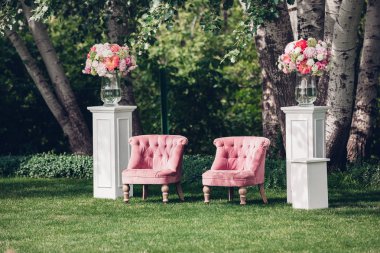 Photo Zone'a bir düğünde güzel koltuk ile dekore edilmiş