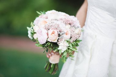 güzel düğün buketi gelin tutar