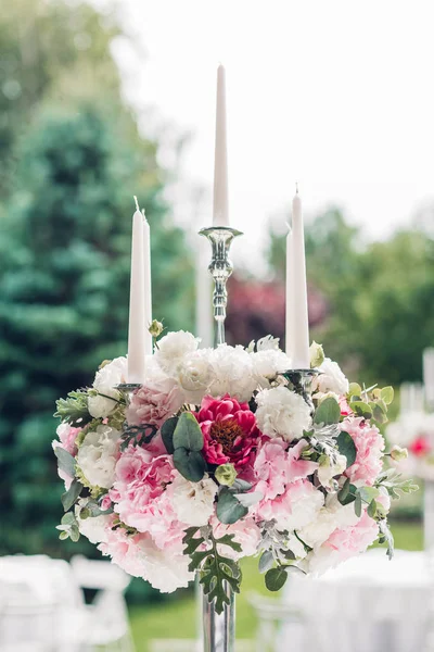 Blumenkompositionen in der Hochzeitsdekoration — Stockfoto
