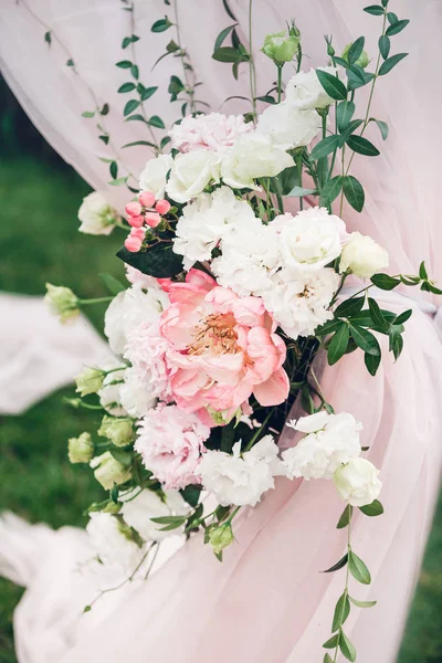Bloem composities in bruiloft decoratie — Stockfoto
