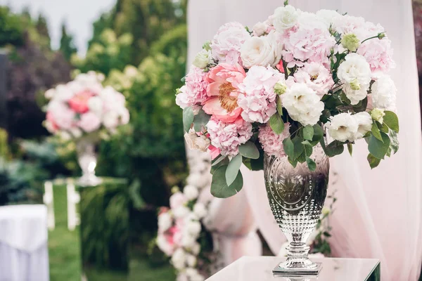 Composiciones florales en la decoración de bodas —  Fotos de Stock