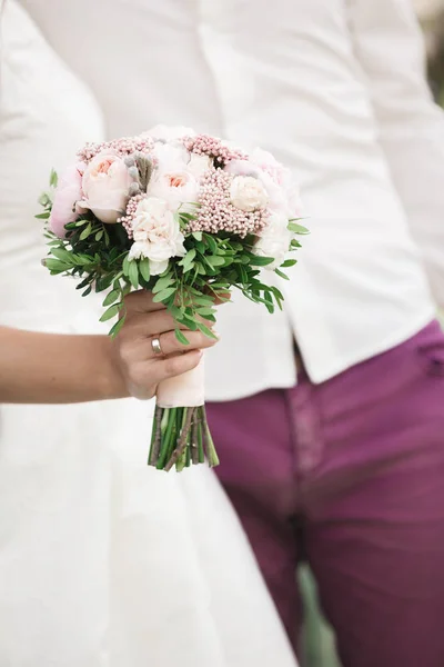 เจ้าสาวและเจ้าบ่าวถือช่อดอกไม้แต่งงาน — ภาพถ่ายสต็อก