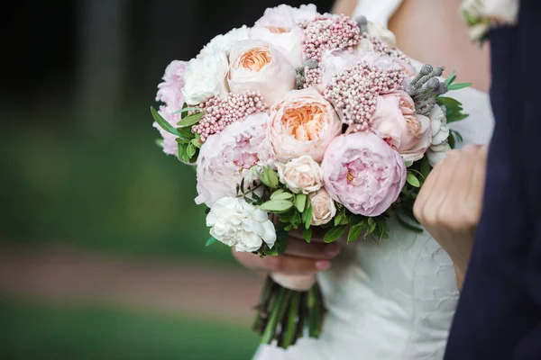 Nevěsta a ženich drží svatební kytice — Stock fotografie