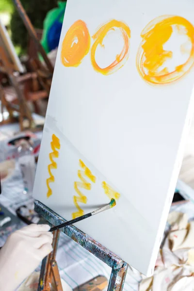 Artistas mano con pintura al pincel sobre lienzo — Foto de Stock