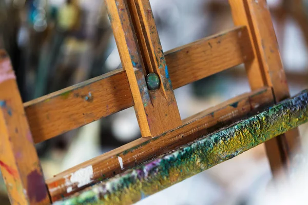 yakın çekim bir şövale resmini