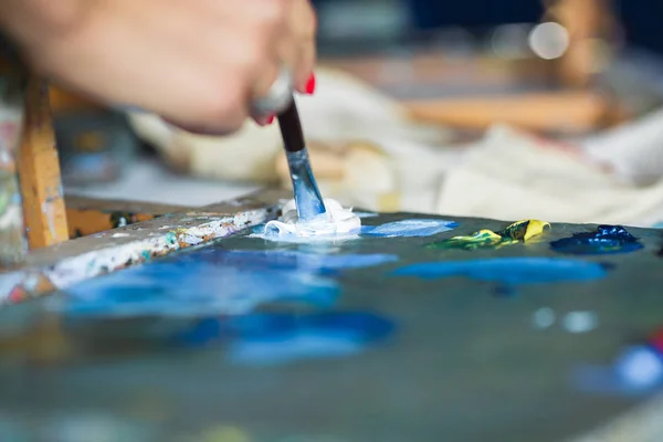 Artista mezcla pinturas al óleo en la plataforma — Foto de Stock