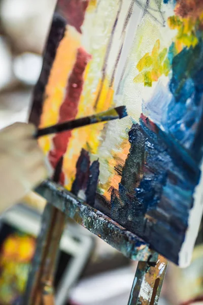Artistas mano con pintura al pincel sobre lienzo — Foto de Stock