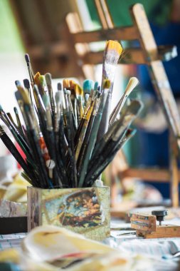 farklı yağlı boya fırçaları