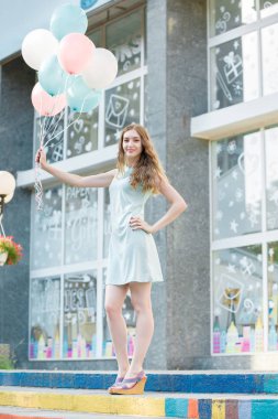 çok renkli balonlar uçan ile güzel kadın