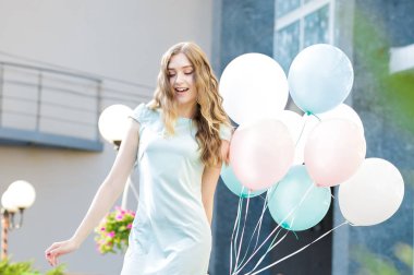 çok renkli balonlar uçan ile güzel kadın