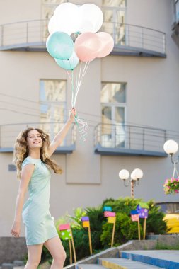 çok renkli balonlar uçan ile güzel kadın