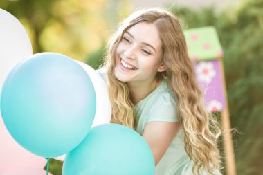 çok renkli balonlar uçan ile güzel kadın