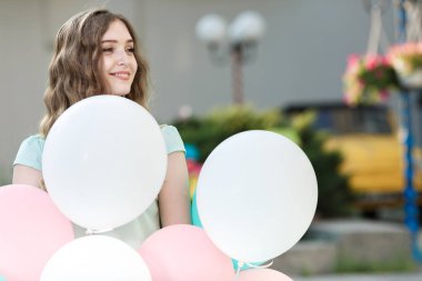 çok renkli balonlar uçan ile güzel kadın