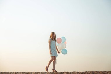 çok renkli balonlar uçan ile güzel kadın