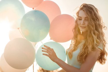 çok renkli balonlar uçan ile güzel kadın