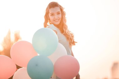 çok renkli balonlar uçan ile güzel kadın