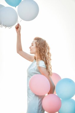 çok renkli balonlar uçan ile güzel kadın