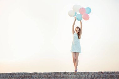 çok renkli balonlar uçan ile güzel kadın