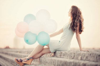 çok renkli balonlar uçan ile güzel kadın