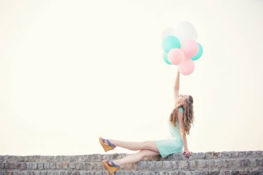 çok renkli balonlar uçan ile güzel kadın
