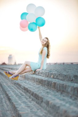 çok renkli balonlar uçan ile güzel kadın