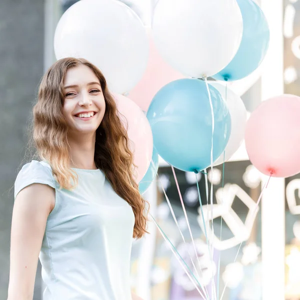 Krásná žena s létáním různobarevné balónky — Stock fotografie