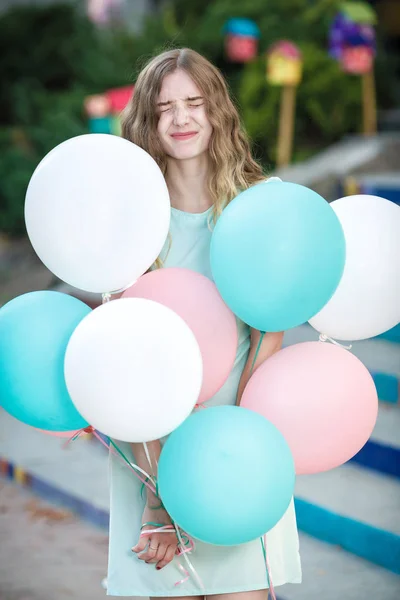 Hermosa mujer con vuelo multicolor globos — Foto de Stock